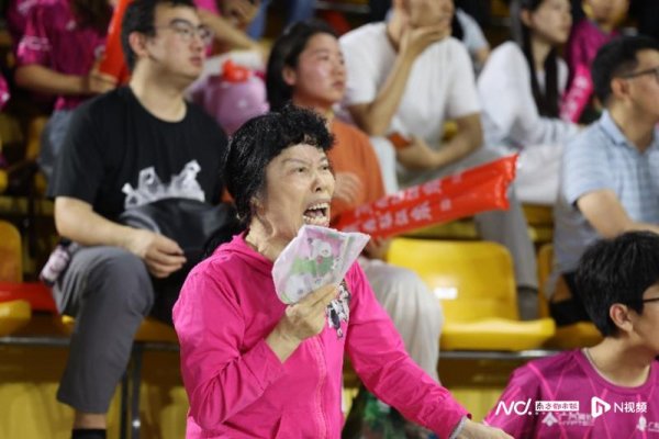 西宁股票配资平台 8.8元的激情与快乐，全写在粤超现场球迷的脸上